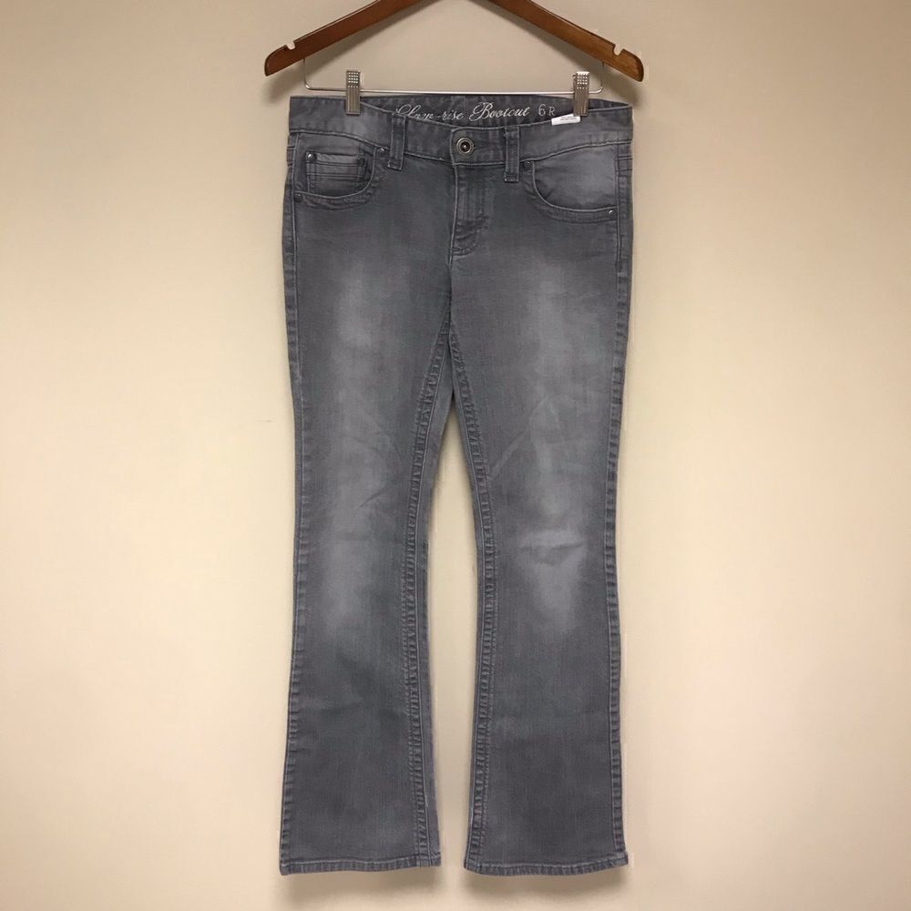 - 👠Tommy Hilfiger grey low rise bootcut. Size 6R